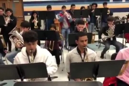 تدریس آهنگ NASA از Ariana Grande در مدرسه موسیقی ای در ریور واک سن آنتونیو