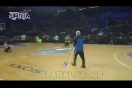 وقتی پیرمرد نظافتچی تو سالن بسکتبال جو میگیرتش😂😂