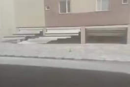 فیلمی از شدت طوفان نائین اصفهان که درب پارکینگ ها را هم کنده است