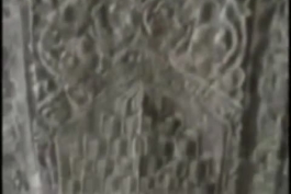كليپى زیبا از داخل آرامگاه کوروش با دکلمه دلنشین منشور كوروش از استاد جمشید مشایخی  كتيبه هاى اسلامى داخل مقبره در زمان اتابكان (قرن ٦) حك شده