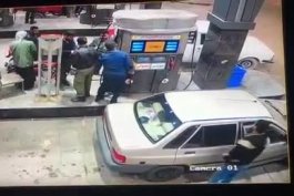 فیلم/ لحظه سرقت از یک خودرو در پمپ بنزین!