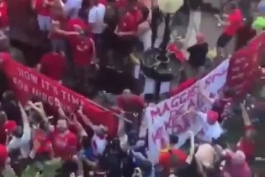 ویدیو جشن قهرمانی لیورپول با حضور هواداران (1)