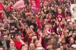 ویدیو جشن قهرمانی لیورپول با حضور هواداران (2)