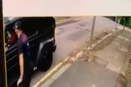ویدیویی که نشان میدهد دزدی میخواست ماشین مسوت اوزیل را بدزد و سئاد کولاسیناچ برای کمک به اوزیل وارد ماجرا شد.