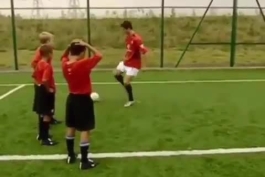 کریستیانو در حال آموزش دریبل های معروفش به جوانان یونایتد