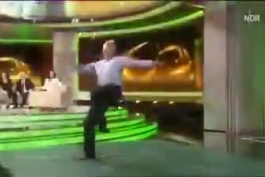 کلاوس فیشر مهاجم سابق تیم ملی آلمان در 69 سالگی در یه برنامه زنده، گلی که 37 سال پیش و در نیمه نهایی جام جهانی به فرانسه زده بود رو به اجرا در میاره!