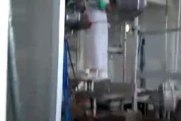 این ویدیو ازبرزیل ارسال شد یک کارگر برزیلی برای یک شبکه اینستاگرامی فرستادش که به مردم ایران بگویند گوشت یخ زده که از برزیل براتون میاد گوشت الاغه.. 