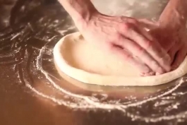 یک ویدئو اموزشی .نحوه پهن کردن خمیر پیتزا در سه سایز مختلف