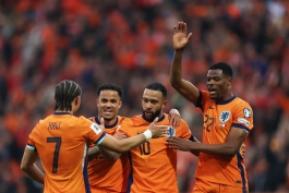 ممفیس دیپای و بازیکنان تیم ملی هلند در بازی با مالت ۲۰۲۵