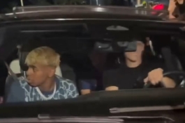 احاطه شدن اتومبیل حامل لامین یامال و گاوی در میان انبوه جمعیت هواداران بارسلونا