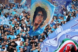 هواداران ناپولی با پرچم دیگو مارادونا