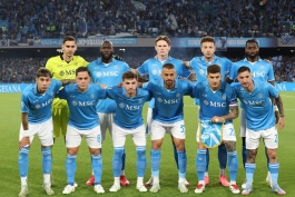 بازیکنان ناپولی پیش از بازی با کالیاری در فصل ۲۵-۲۰۲۴ سری آ