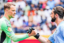 ملاقات دروازه‌بان اوکلند سیتی، کانر تریسی با مانوئل نویر در جریان بازی مقابل بایرن مونیخ در جام جهانی باشگاه‌ها