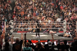 رومن رینز، ستاره کشتی کج و WWE در شوی راو