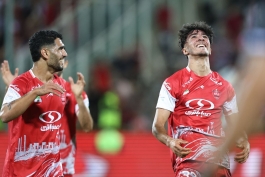 عکس از یعقوب براجعه مدافع هافبک تیم پرسپولیس پس از گل به هوادار