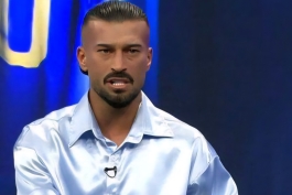 عکس از رامین رضاییان مدافع راست استقلال در برنامه فوتبال برتر