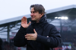 توماس فرانک سرمربی دانمارکی در کنار زمین - برنتفورد