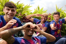 پدری، لامین یامال، روبرت لواندوفسکی و رافینیا در رونمایی از پیراهن بارسلونا برای فصل 26-2025