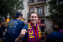 فرنکی دی یونگ در جشن قهرمانی بارسلونا در لالیگا 