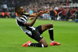 خوشحالی الکساندر ایساک در پیراهن نیوکاسل 