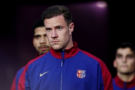 مارک آندره تراشتگن در حال گرم کردن برای حضور در بازی بارسلونا 