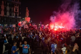 شادی هواداران ناپولی پس از فتح اسکودتو