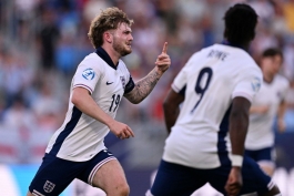 خوشحالی پس از گل هاروی الیوت در مسابقات یورو زیر ۲۱ سال