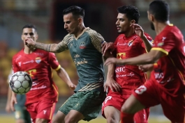 احسان محروقی مهاجم شمس آذر قزوین - علی نعمتی و شاهین توکلی بازیکنان فولاد خوزستان - لیگ برتر ایران