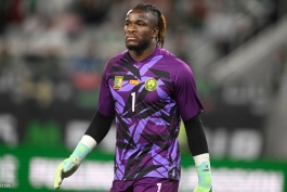 فابریس اوندوا دروازه بان تیم ملی کامرون و تیم آفس لتونی - دروازه‌بان سابق بارسلونا بی و سویا بی - لیگ برتر ایران