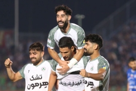 فردین یوسفی هافبک دفاعی ذوب آهن اصفهان در مقابل استقلال تهران و مجید علیاری مهاجم سابق ذوب آهن و حال حاضر سپاهان - لیگ برتر ایران