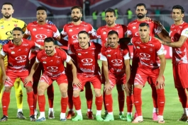عکس تیمی بازیکنان پرسپولیس پیش از بازی با ذوب آهن اصفهان با عیسی آل کثیر و مسعود ریگی