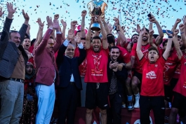 شجاع خلیل زاده مدافع تراکتور و تیم ملی ایران - محمدرضا زنوزی مالک تراکتور - جشن قهرمانی تراکتور در لیگ برتر ایران