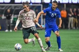 عمر اشمرادوف مدافع میانی تیم ملی ازبکستان و نسف قارشی - ویکتور گوزمان مدافع تیم ملی مکزیک و تیم گوادالاخارا مکزیک - جام جهانی 2026 - لیگ برتر ایران