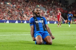 آنتوان سمنیو پس از گلزنی برای بورنموث مقابل لیورپول