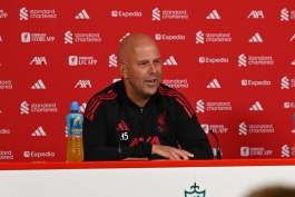 آرنه اسلوت در کنفرانس مطبوعاتی سرمربی لیورپول