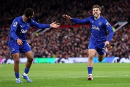 شادی گل کیرنان دوزبری هال پس از گلزنی برای اورتون مقابل منچستریونایتد