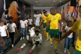 سُر خوردن ویلفرد اندیدی و موزس سیمون در تونل ورزشگاه