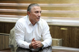 حمید درخشان در دفتر طرفداری