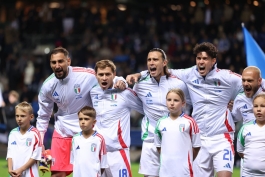 بازیکنان تیم ملی ایتالیا در حال خواندن سرود ملی ایتالیا