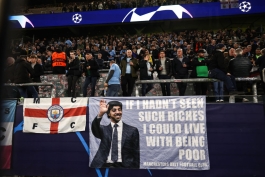 هواداران منچسترسیتی با بنر شیخ منصور  - استادیوم اتحاد - لیگ قهرمانان اروپا