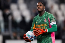 مایک منیان دروازه‌بان میلان در بازی با یوونتوس