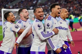 مورگان راجرز و بازیکنان استون ویلا