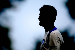 کریستین کیوو سرمربی رومانیایی اینتر در تمرینات اینتر با حالت سایه