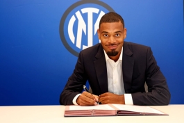 اندی دیوف هافبک فرانسوی در حال امضای قرارداد با اینتر