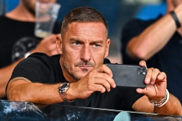 فرانچسکو توتی سال 2025 در ورزشگاه در حال عکس گرفتن