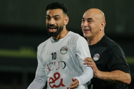 محمد صلاح در کنار حسام حسن سرمربی تیم ملی مصر