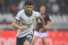 مهدی طارمی مهاجم ایرانی اینتر در هوای بارانی ورزشگاه تورینو