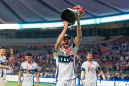 توماس مولر مهاجم آلمانی ونکوور وایتکپس با جام قهرمانی Voyageurs Cup 