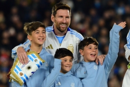 لیونل مسی و پسرانش در بازی تیم ملی آرژانتین مقابل ونزوئلا 