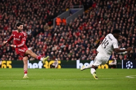 برخورد شوت دومینیک سوبوسلای، هافبک لیورپول، به دست اورلین شوامنی، هافبک رئال مادرید - آنفیلد - فصل 26-2025 لیگ قهرمانان اروپا